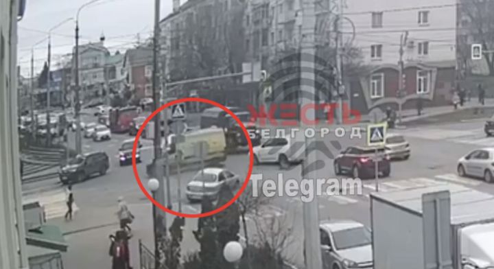 В сеть попало видео ДТП со скорой в центре Белгорода