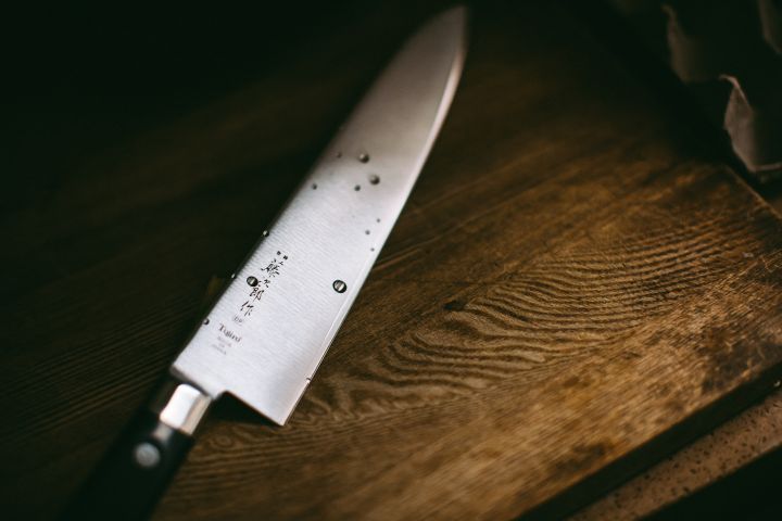 Белгородка порезала ножом колбасу и собственного мужа