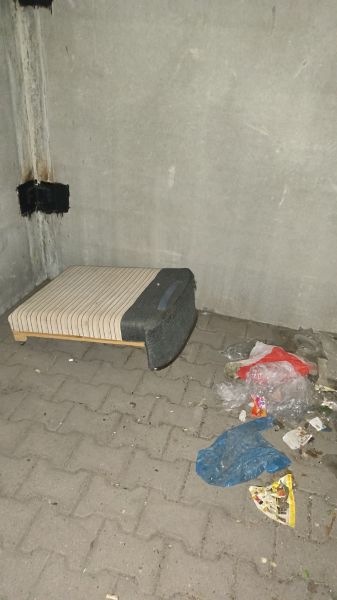 В Белгороде бомжи оккупировали модульное укрытие