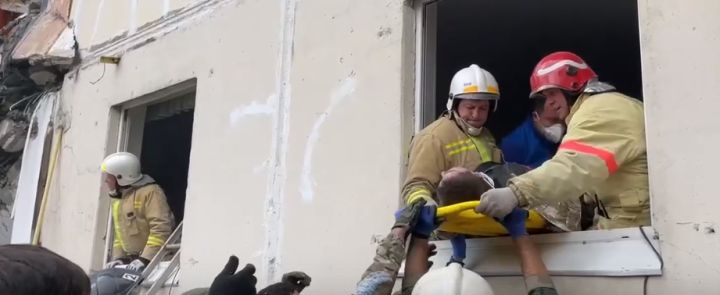 В Белгороде из-под завалов достали живого мужчину