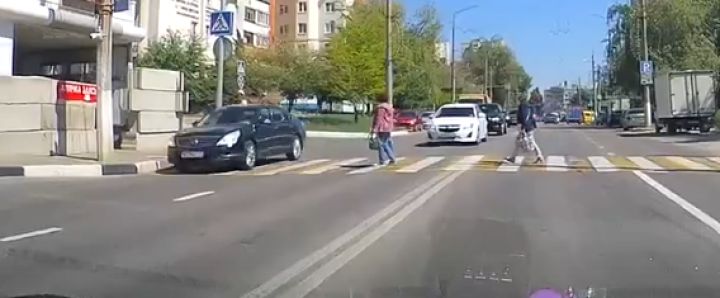 В Белгороде оштрафовали водителя, который едва не сбил пешеходов