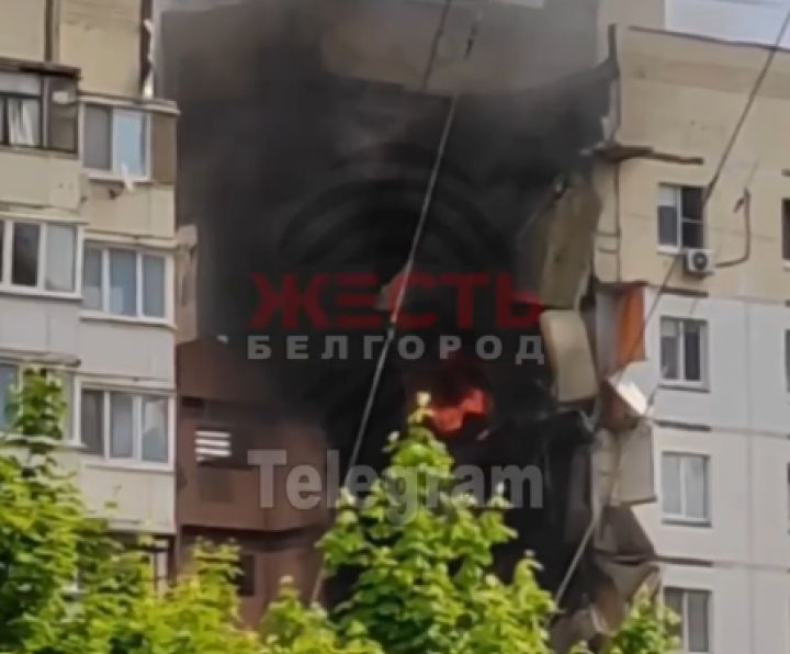 В Белгороде горит обрушившийся дом на Щорса
