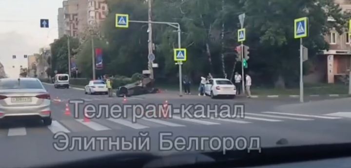 В центре Белгорода перевернулась машина