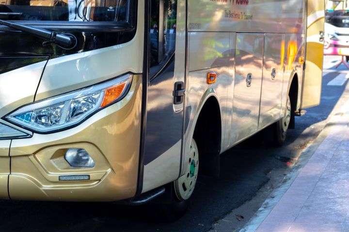 Дрон атаковал рейсовый автобус – осколки впились в глаза водителя