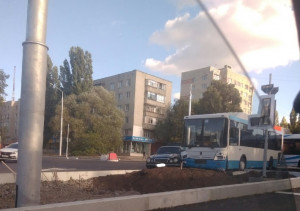 В Белгороде автобус влетел в остановочный островок на Щорса