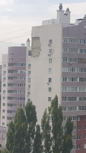 В Белгороде сильный ветер унес обшивку многоэтажки