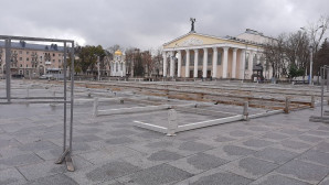 На Соборной площади Белгорода устанавливают новогоднюю ёлку и каток