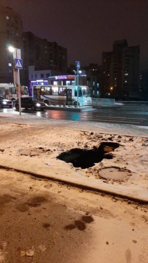 На улице Щорса в Белгороде образовалась 4-метровая яма