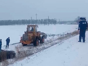 Белгородские полицейские вызволили из снежного плена инвалида на коляске