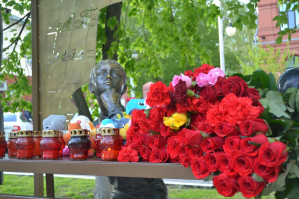 Белгородцы организовали временный мемориал погибшим в гимназии Казани 