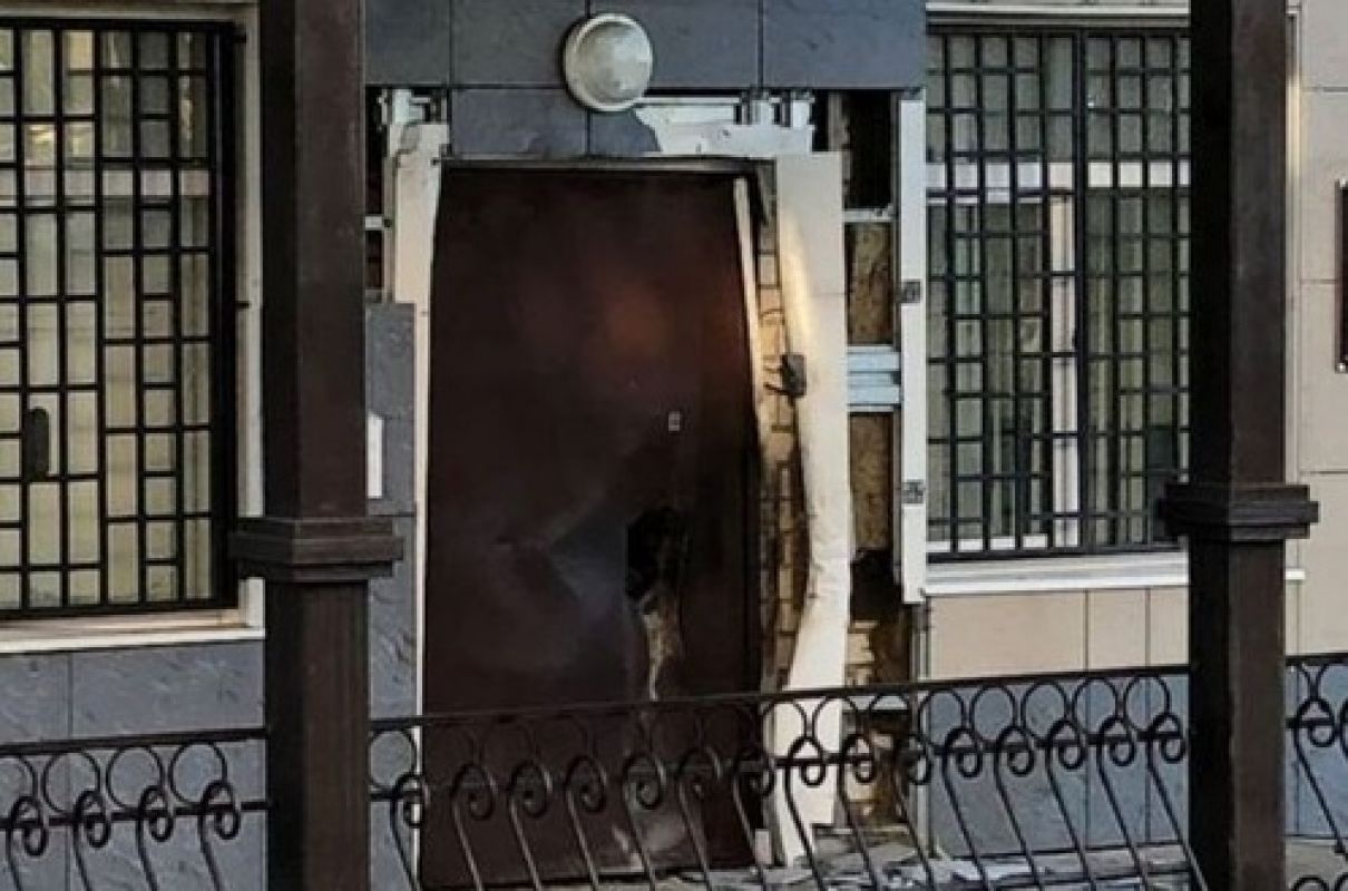 Нападение на воронеж сегодня. Нападение на отдел полиции в Лисках. Дверь в здание МВД. Взрыв отдела полиции в Лисках.