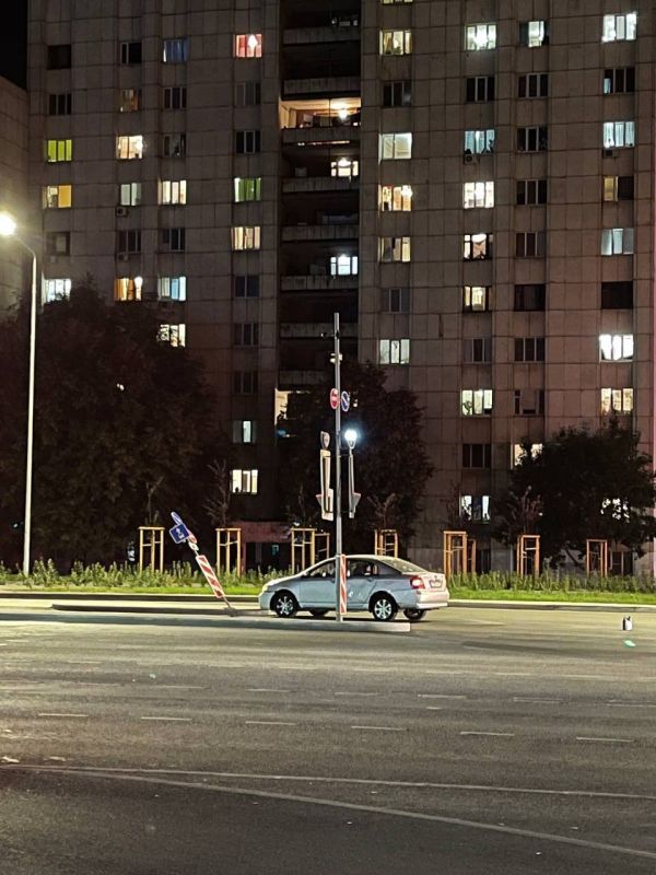 В Белгороде водитель не вписался в поворот и сбил дорожный знак