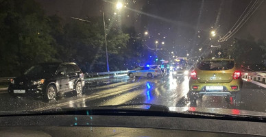 В Белгороде на мокрой дороге столкнулись три автомобиля