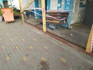 В Белгороде под лавочкой провалилась бетонная плита