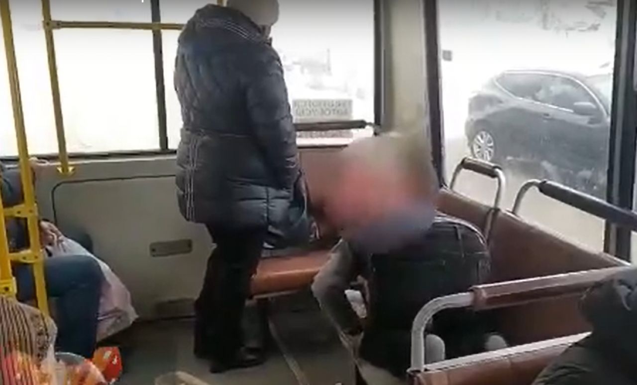 Водитель затормозил не на остановке а несколько дальше запятые
