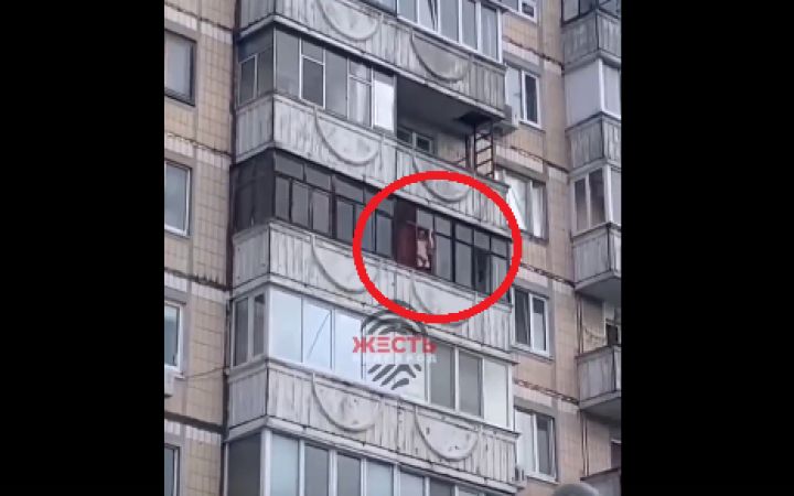 Дразнит прохожих с балкона