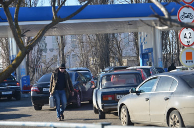 Белгородцы массово скупают бензин и пытаются снять деньги