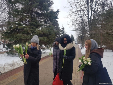 В Белгороде девушки поздравили женщин с 8 Марта