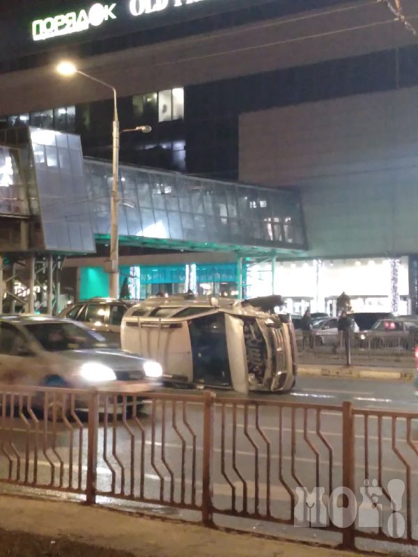 В Белгороде возле «Мега ГРИННа» перевернулся внедорожник