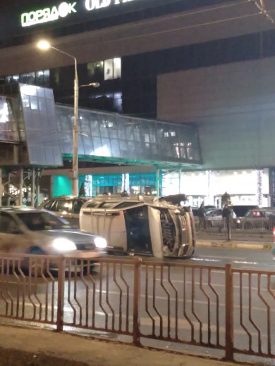 В Белгороде возле «Мега ГРИННа» перевернулся внедорожник