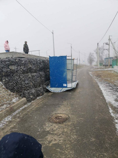 В Белгородской области сильный ветер перевернул остановку и разрушил контейнерную площадку