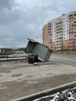 В Белгородской области сильный ветер перевернул остановку и разрушил контейнерную площадку