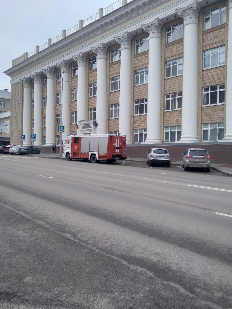 Возле здания правительства в Белгороде вновь заметили машины экстренных служб