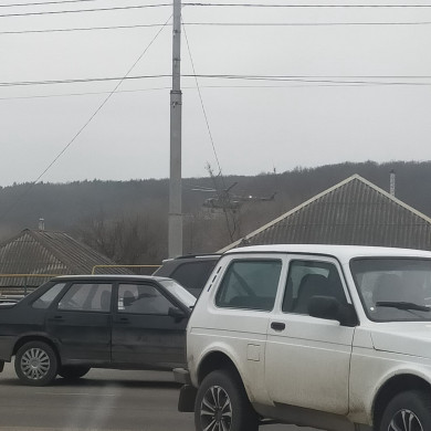 В небе над Белгородом замечен вертолет с емкостью для воды