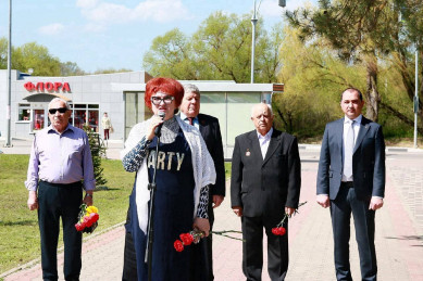 Представитель «Единой России» пришла на траурное мероприятие в одежде с надписью «PARTY»