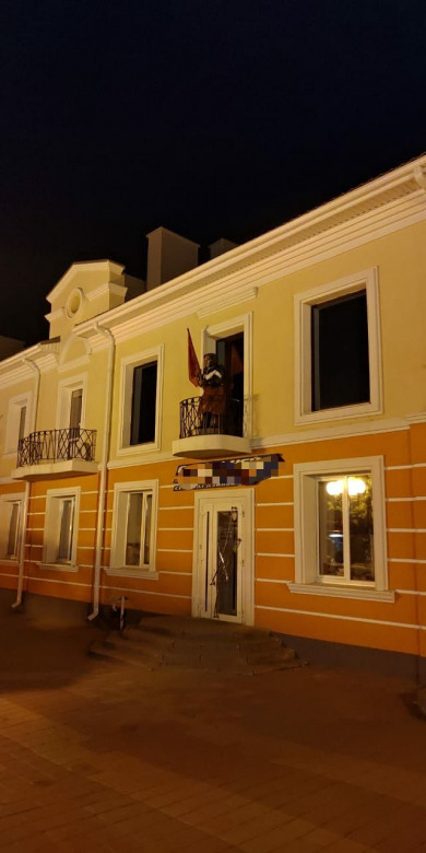В Белгороде бабушку со знаменем установили на балконе жилого дома