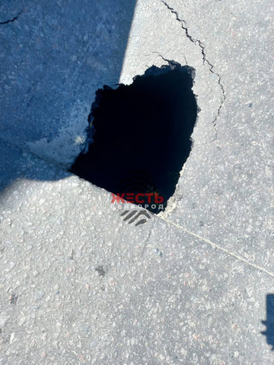В Белгороде обнаружили огромную дыру в асфальте