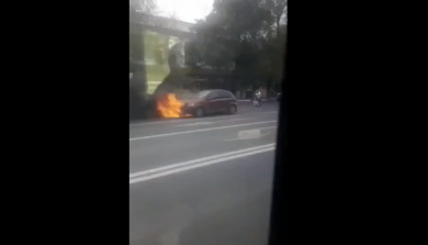 В Белгороде на дороге загорелась машина
