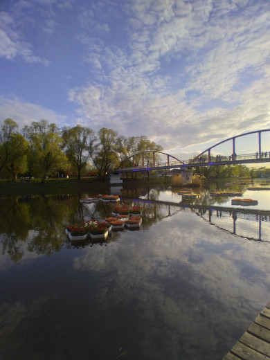 В Белгороде оштрафовали родителей подростков, катавшихся по реке на фестивальных инсталляциях