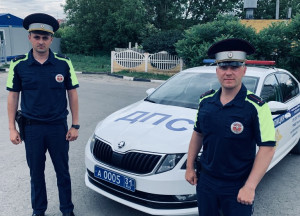 Лейтенант полиции Евгений Плохих и лейтенант полиции Артем Хохлюк, которые помогли семье