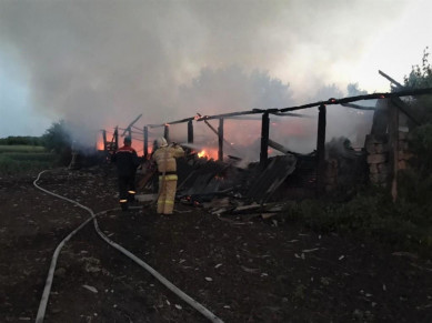 В Белгородской области в поле сгорел огромный тюк сена