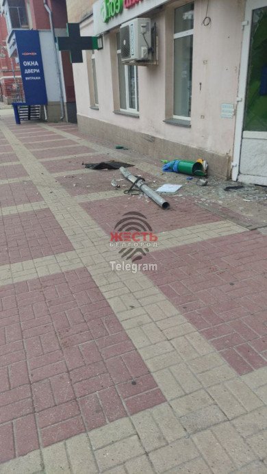 В центре Белгорода автомобиль влетел в здание аптеки