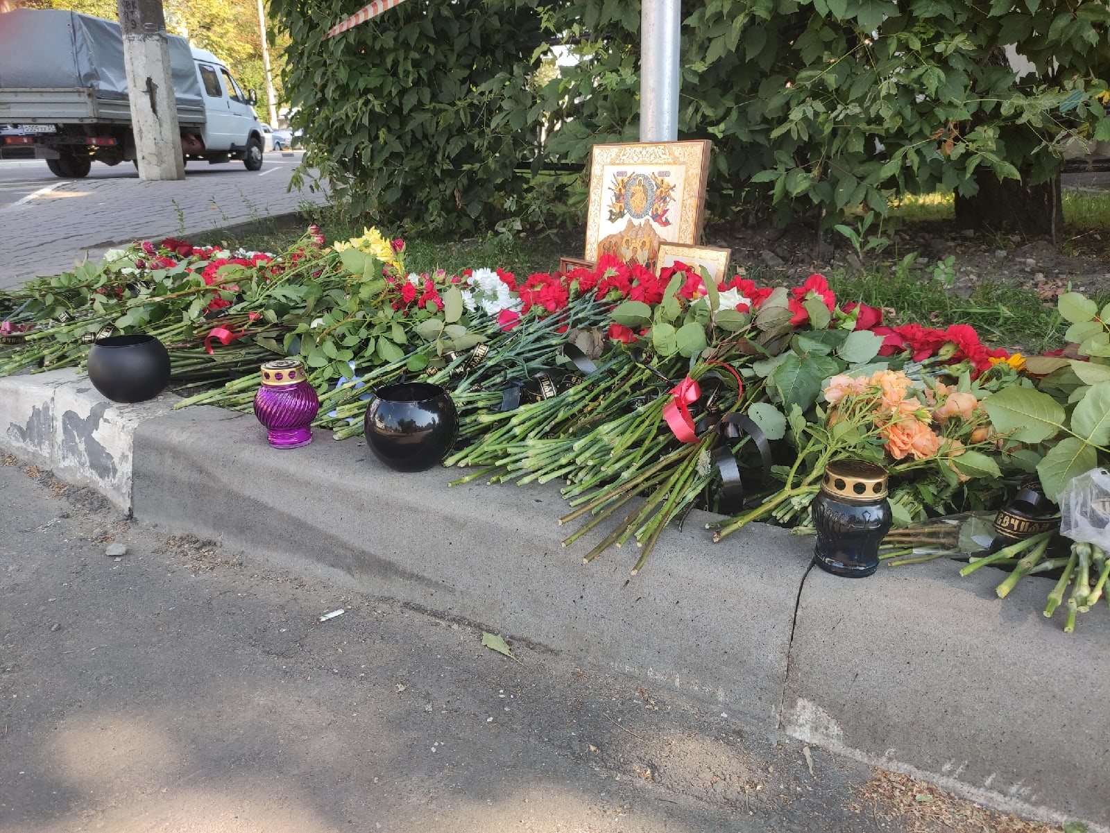 Белгород гибнет. Стихийный мемориал в Белгороде. Мемориал в Белгороде взрыв. Цветы после трагедии в Днепре.
