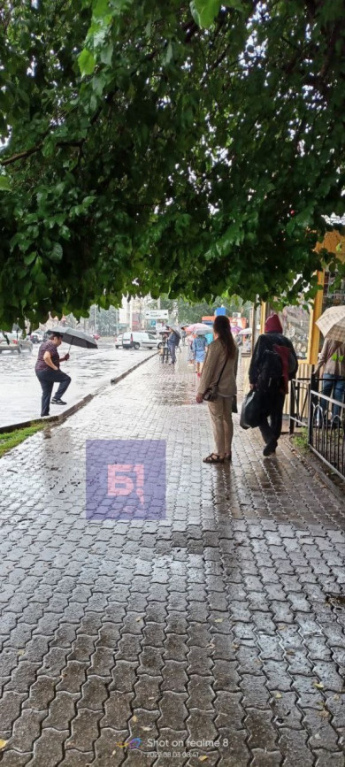 В Белгороде люди мокли под дождем из-за отсутствия остановочных павильонов
