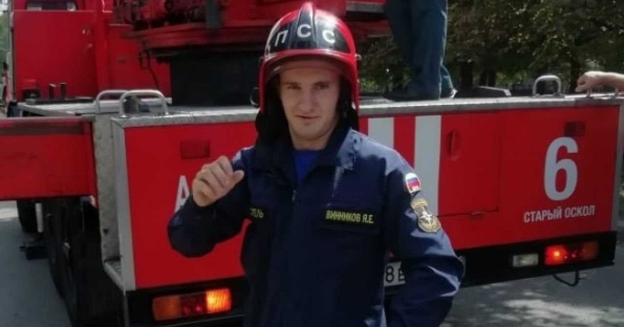 Спасатели мчс россии. Работа спасателей мчс россии. Работа пожарных. Старый спасатель. Старый спасатель.