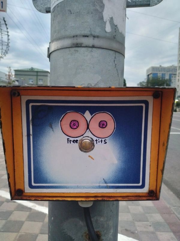 В Белгороде на светофоре нарисовали женскую грудь