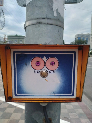 В Белгороде на светофоре нарисовали женскую грудь