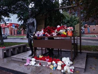 Белгородцы несут цветы к народному мемориалу в память ижевской трагедии