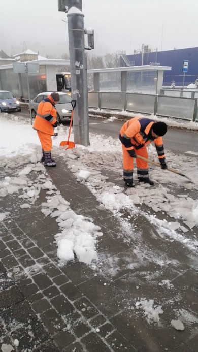 В Белгороде коммунальщики борются со льдом на тротуарах