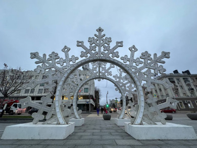 В Белгороде устанавливают новогодние украшения