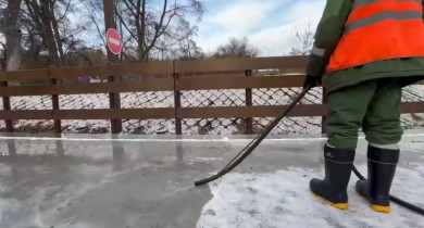 В Белгороде заливают ледовую дорожку