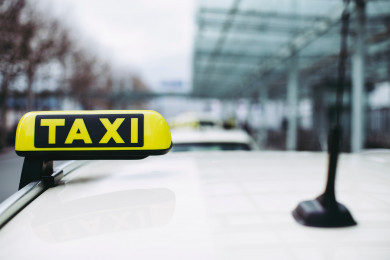 Белгородский таксист украл вещи пассажирки