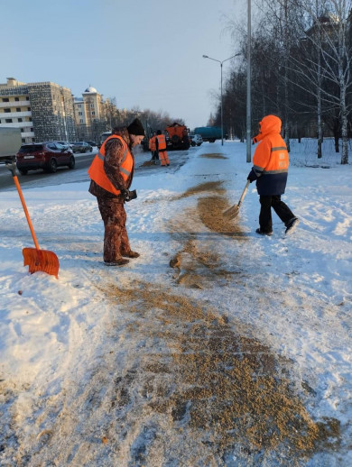 Белгород продолжают чистить от снега и наледи