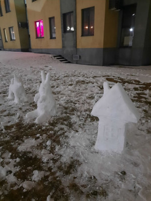 Белгород заполонили необычные снеговики