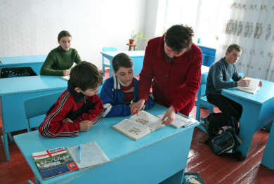 В Белгороде с родителей собирают деньги на разгрузку школьной мебели 