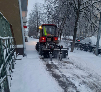 Десятки людей чистят Белгород от снега
